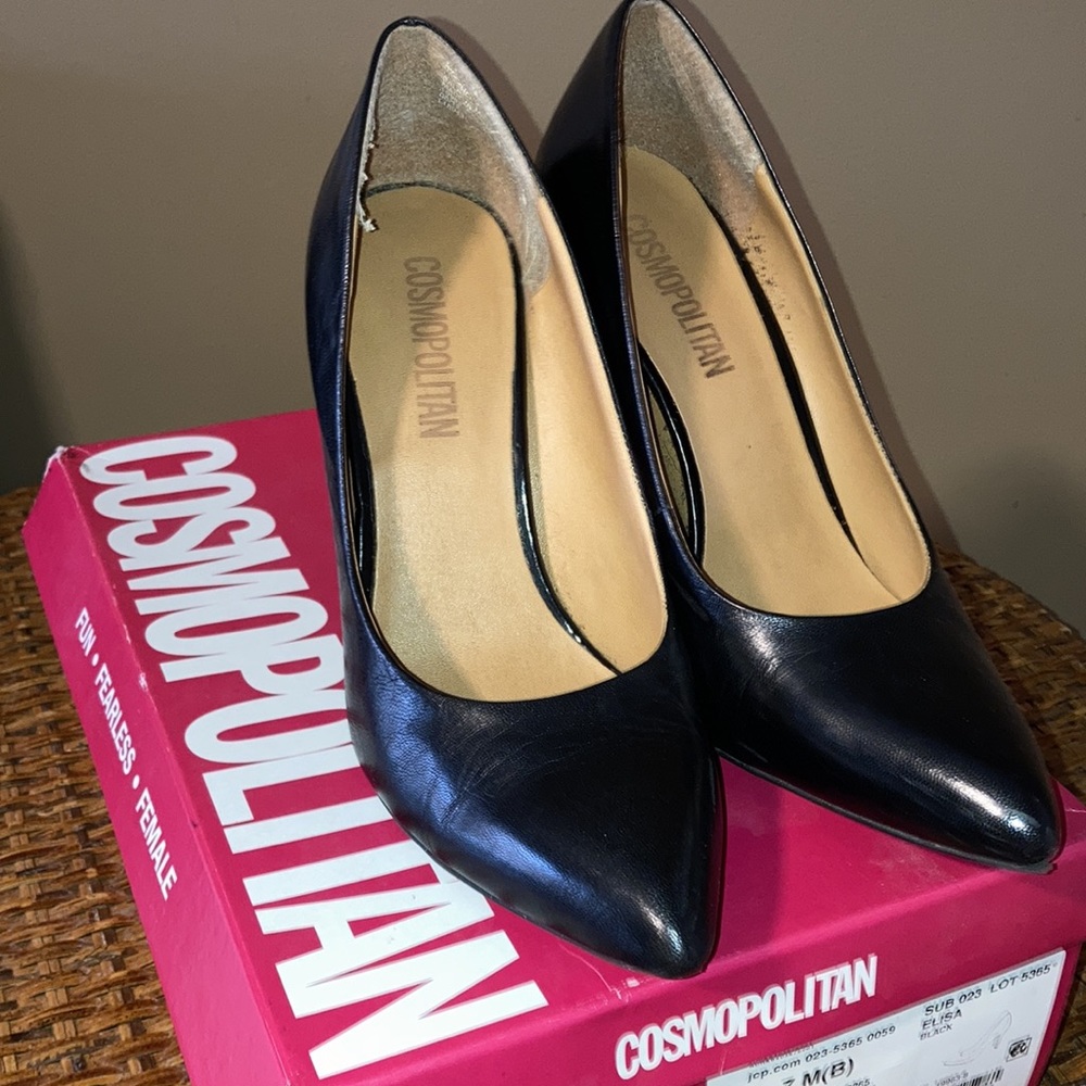 EUC! Cosmopolitan black leather pumps